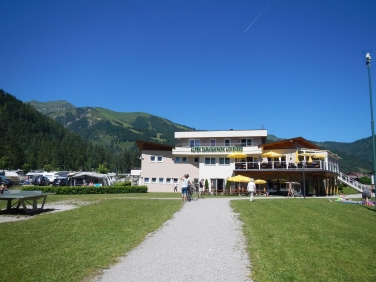 חניון בעיירה אכנקריק