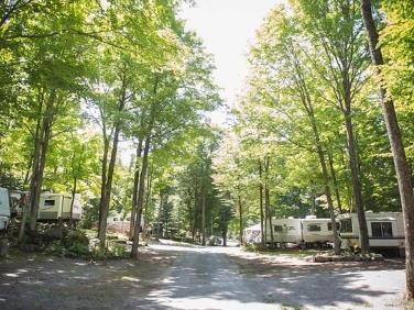 חניון ליד הנהר הצרפתי