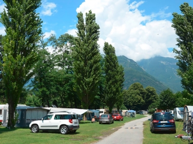 חניון ליד בלינזוני