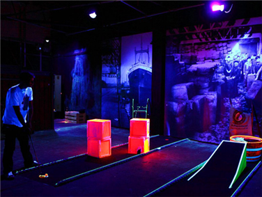 מיני גולף בחשכה