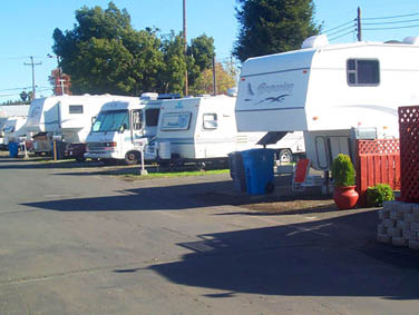 חניון ליד סיקס פלגס