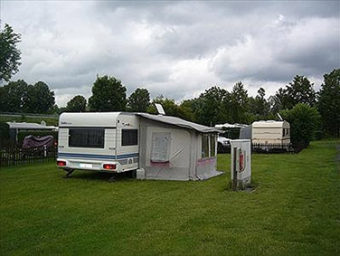 חניון ליד אאוטלט המותגים של ברלין