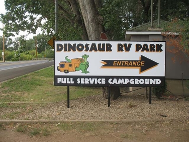 חניון ליד פארק הדינוזאורים